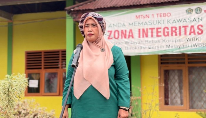 Semarak HUT Kabupaten Tebo ke-27, Majelis Guru dan Karyawan MTsN 1 Tebo Gelar Upacara Khidmat di Lapangan Hijau Madrasah