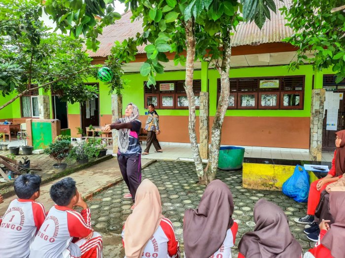 Pembelajaran PJOK Terapkan Teknik Pemodelan Materi Under Pass Bola Voli untuk kelas 8