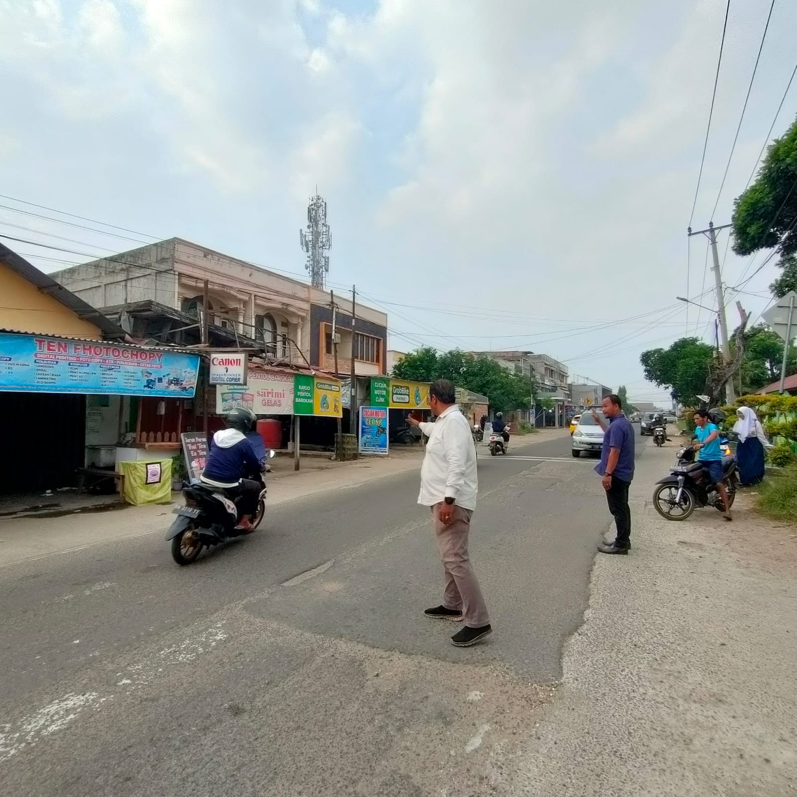 Satpam MAN 2 Kota Jambi Siaga Mengatasi Kemacetan di Kawasan Sekolah Satpam MAN 2 Kota Jambi Siaga Mengatasi Kemacetan di Kawasan Sekolah