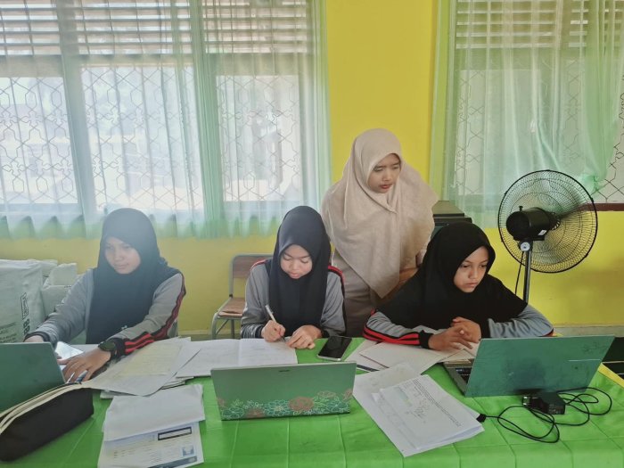 Siswa MTsN 2 Bungo Antusias Ikuti Simulasi OMI Matematika Dipandu Guru Pembimbing Siswa MTsN 2 Bungo Antusias Ikuti Simulasi OMI Matematika Dipandu Guru Pembimbing