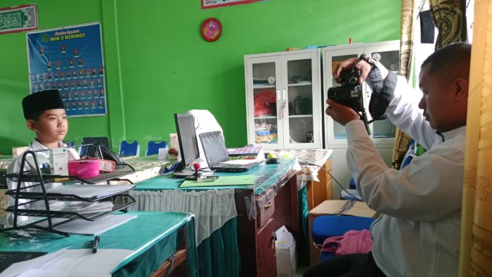 Guru MIN 3 Kerinci Foto Siswa untuk Kelengkapan Formulir Pertandingan Bola Guru MIN 3 Kerinci Foto Siswa untuk Kelengkapan Formulir Pertandingan Bola