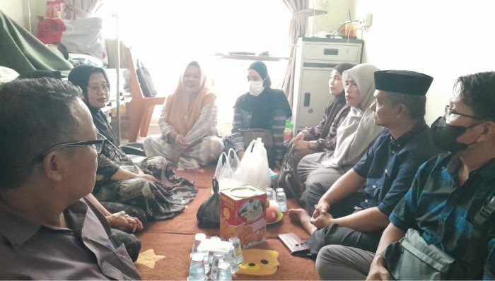 Keluarga Besar MTsN 1 Tebo Jenguk Siswa yang Dirawat di Rumah Sakit