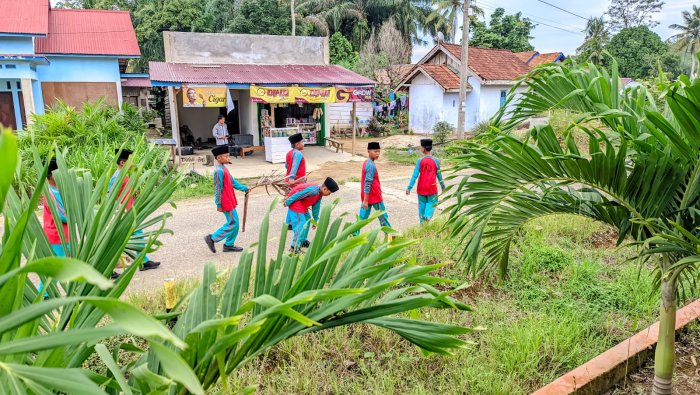 Siswa MIN 4 Tebo Laksanakan Aksi Bersih Lingkungan Usai Senam Pagi Siswa MIN 4 Tebo Laksanakan Aksi Bersih Lingkungan Usai Senam Pagi