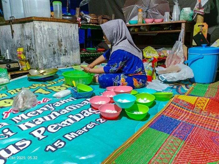 Subuh di Bumi Perkemahan: Guru MADTSANESA Siapkan Sarapan untuk Kontingen