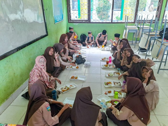 Kebersamaan Kelas VII A MTsN 1 Bungo Terjalin Lewat Kegiatan Makan Bersama Jelang Penerimaan Rapor PTS Kebersamaan Kelas VII A MTsN 1 Bungo Terjalin Lewat Kegiatan Makan Bersama Jelang Penerimaan Rapor PTS