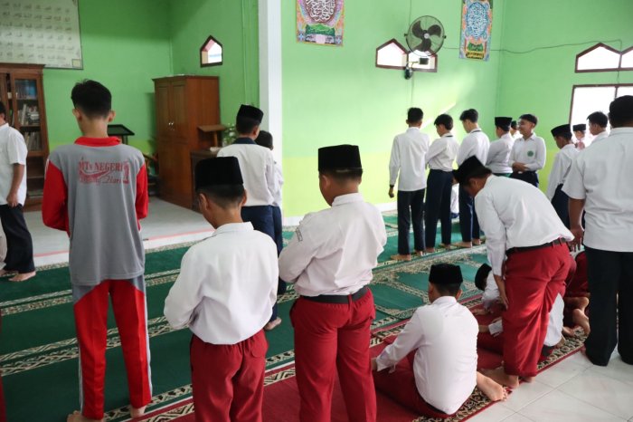 Tingkatkan Ketakwaan Bersama Murid baru, Siswa MTsN 1 Batang Hari Gelar Sholat Dhuha di Mushola Madrasah