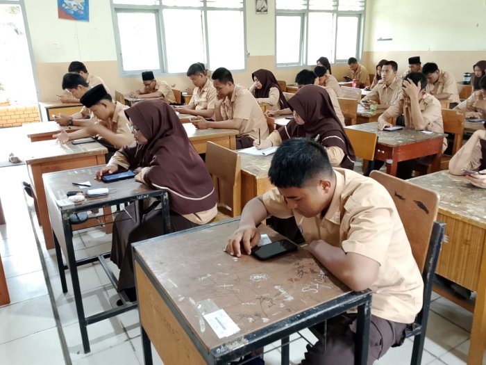 Awaludin Pastikan PAS Hari Keempat Berjalan Lancar, TIM IT MAN 2 Kota Jambi Cek Soal Satu per Satu