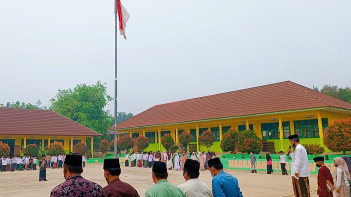 MIN 4 Tebo Peringati Hari Santri 2026 dengan Upacara Singkat di Tengah Kabut Asap