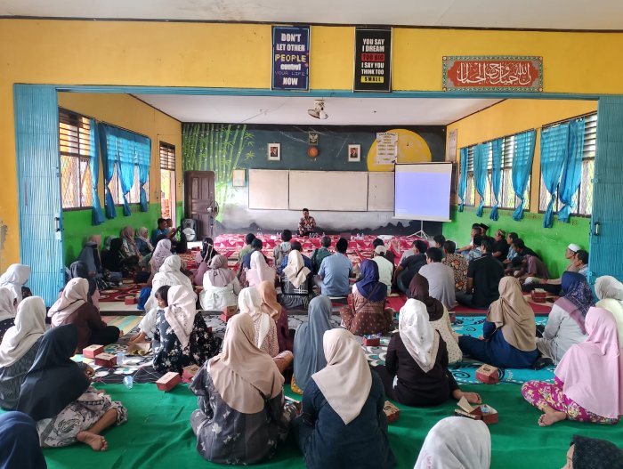 Wakil Kepala Bidang Kesiswaan MAN 2 Tebo, Sosialisasikan Tata Tertib Murid kepada Wali Murid. Wakil Kepala Bidang Kesiswaan MAN 2 Tebo, Sosialisasikan Tata Tertib Murid kepada Wali Murid.