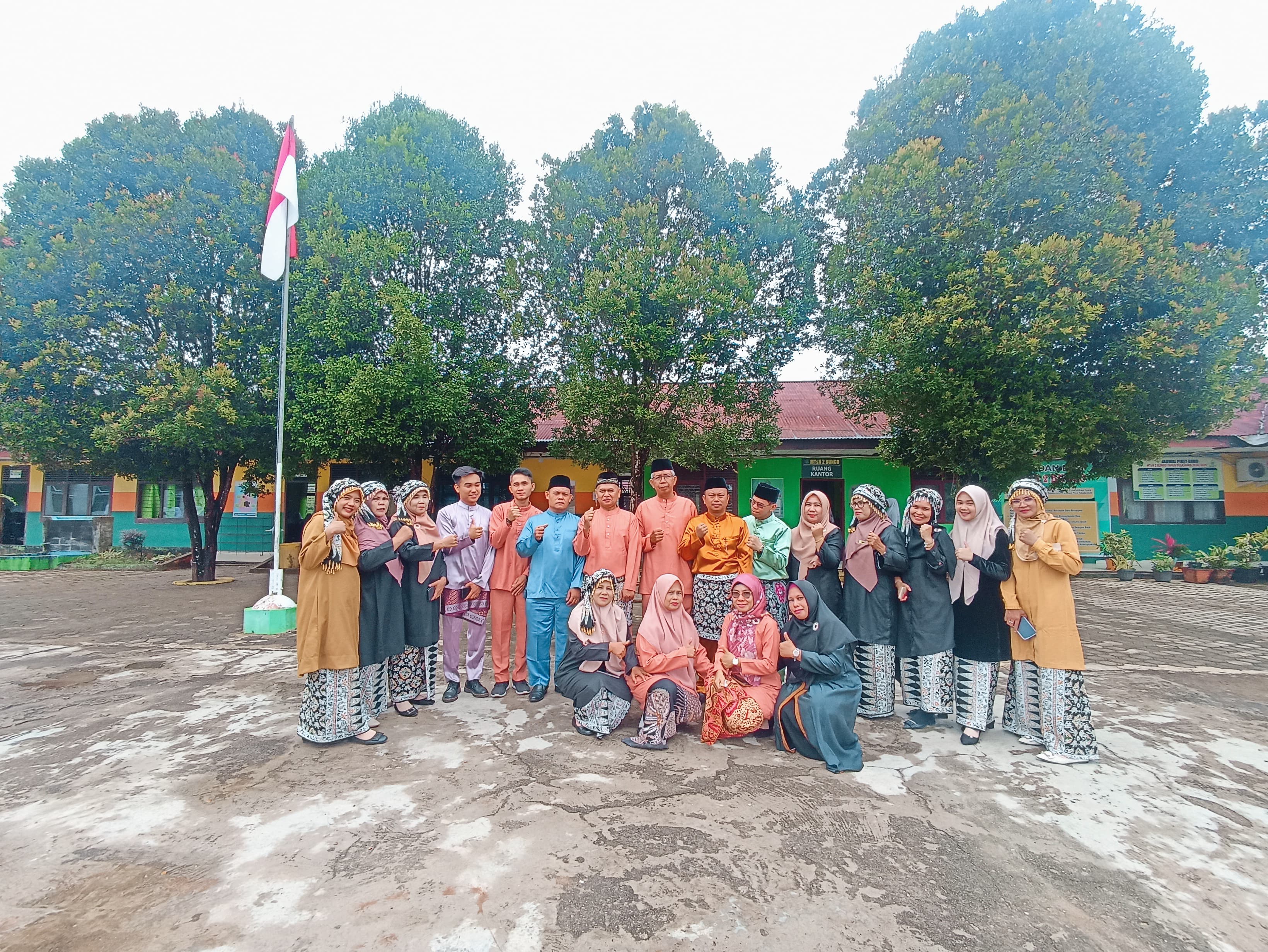 MTsN 2 BUNGO GELAR UPACARA PERINGATAN HUT KE -68 PROVINSI JAMBI MTsN 2 BUNGO GELAR UPACARA PERINGATAN HUT KE -68 PROVINSI JAMBI