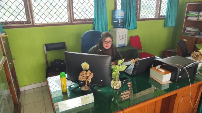 Persiapan Optimal, MTsN 1 Batang Hari Kejar Target Unduh Aplikasi CBT OMI 2026 Persiapan Optimal, MTsN 1 Batang Hari Kejar Target Unduh Aplikasi CBT OMI 2026