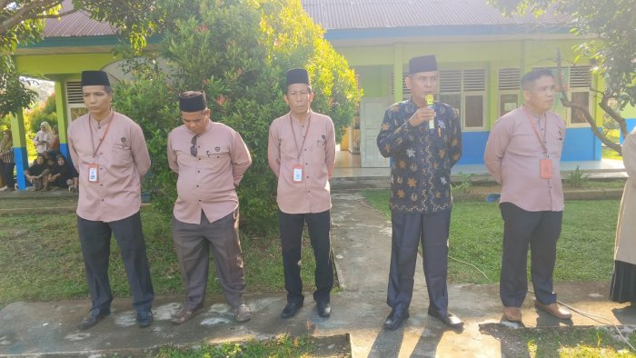 Class Meeting MTsN 5 Tebo Resmi Ditutup, Kepala Madrasah Serahkan Hadiah kepada Pemenang Class Meeting MTsN 5 Tebo Resmi Ditutup, Kepala Madrasah Serahkan Hadiah kepada Pemenang