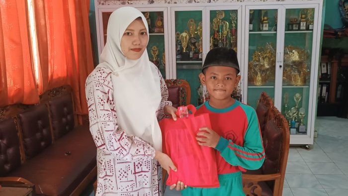Siswa Yatim Piatu Kelas 3B MIN 4 Tebo Terima Bingkisan Peduli dari DWP Kemenag Tebo Siswa Yatim Piatu Kelas 3B MIN 4 Tebo Terima Bingkisan Peduli dari DWP Kemenag Tebo