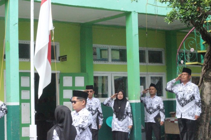 Seluruh Warga MIN 3 Kerinci Beri Penghormatan Khidmat Saat Bendera Naik di Hari Guru Seluruh Warga MIN 3 Kerinci Beri Penghormatan Khidmat Saat Bendera Naik di Hari Guru