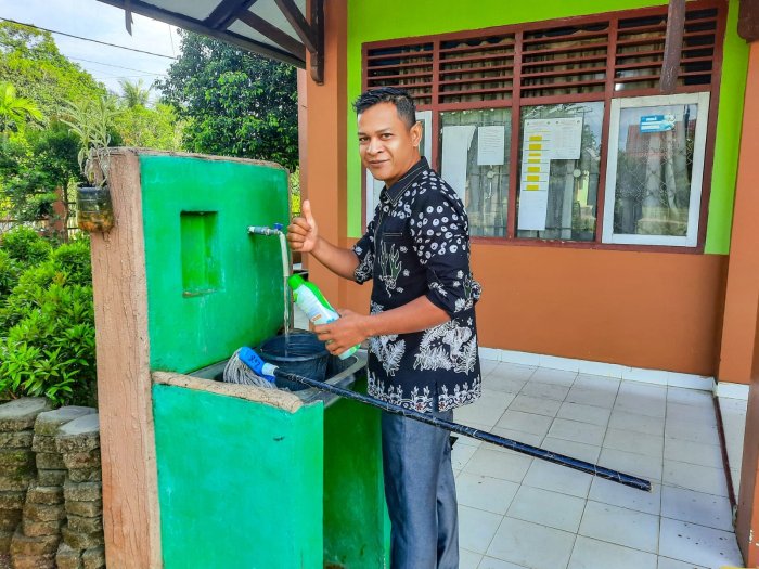 Senantiasa Jaga Kebersihan dan Kerapian dalam Pelayanan: TU MTsN 1 Bungo Lakukan secara Intensif Senantiasa Jaga Kebersihan dan Kerapian dalam Pelayanan: TU MTsN 1 Bungo Lakukan secara Intensif