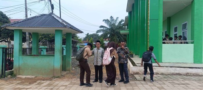 Sapa Hangat di Pintu Gerbang: Tradisi Guru Piket MTsN 2 Bungo Awali Pagi dengan Kedisiplinan dan Ramah Tamah
