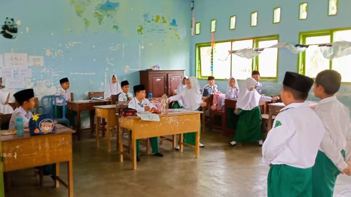 Snowball Throwing Picu Semangat dan Kecepatan Berpikir Siswa Kelas 3B MIN 4 Tebo dalam Pelajaran Bahasa Inggris