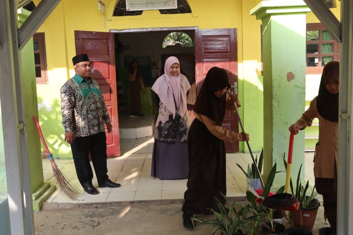 Sambut Tahun Ajaran Baru, Siswa MTsN 1 Batang Hari Kompak Gelar Gotong Royong