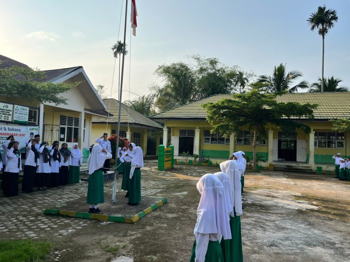 Hari Pertama Masuk Madrasah MIN 1 Muaro Jambi: Siswa Siswi Kelas 1 Baru Penuh Semangat!