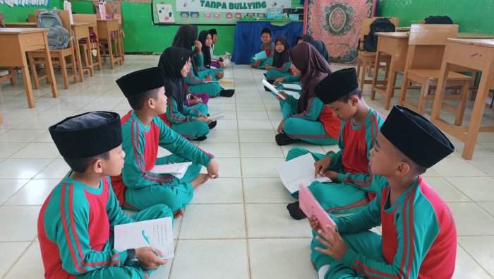 Suasana Pecah Saat Siswa Kelas 5B MIN 4 Tebo Saat Berbalas Pantun Jenaka