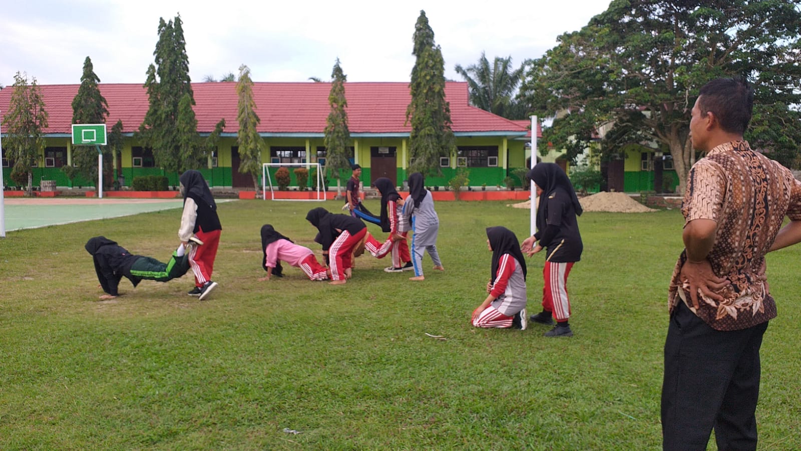 PENTINGNYA KEGIATAN EKSKUL OLAHRAGA MENJADI HAL POSITIF UNTUK SISWA MAN 2 BUNGO PENTINGNYA KEGIATAN EKSKUL OLAHRAGA MENJADI HAL POSITIF UNTUK SISWA MAN 2 BUNGO