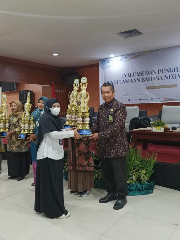 MAN 2 Kota Jambi mendapat Penghargaan dari Kantor Bahasa Provinsi Jambi MAN 2 Kota Jambi mendapat Penghargaan dari Kantor Bahasa Provinsi Jambi
