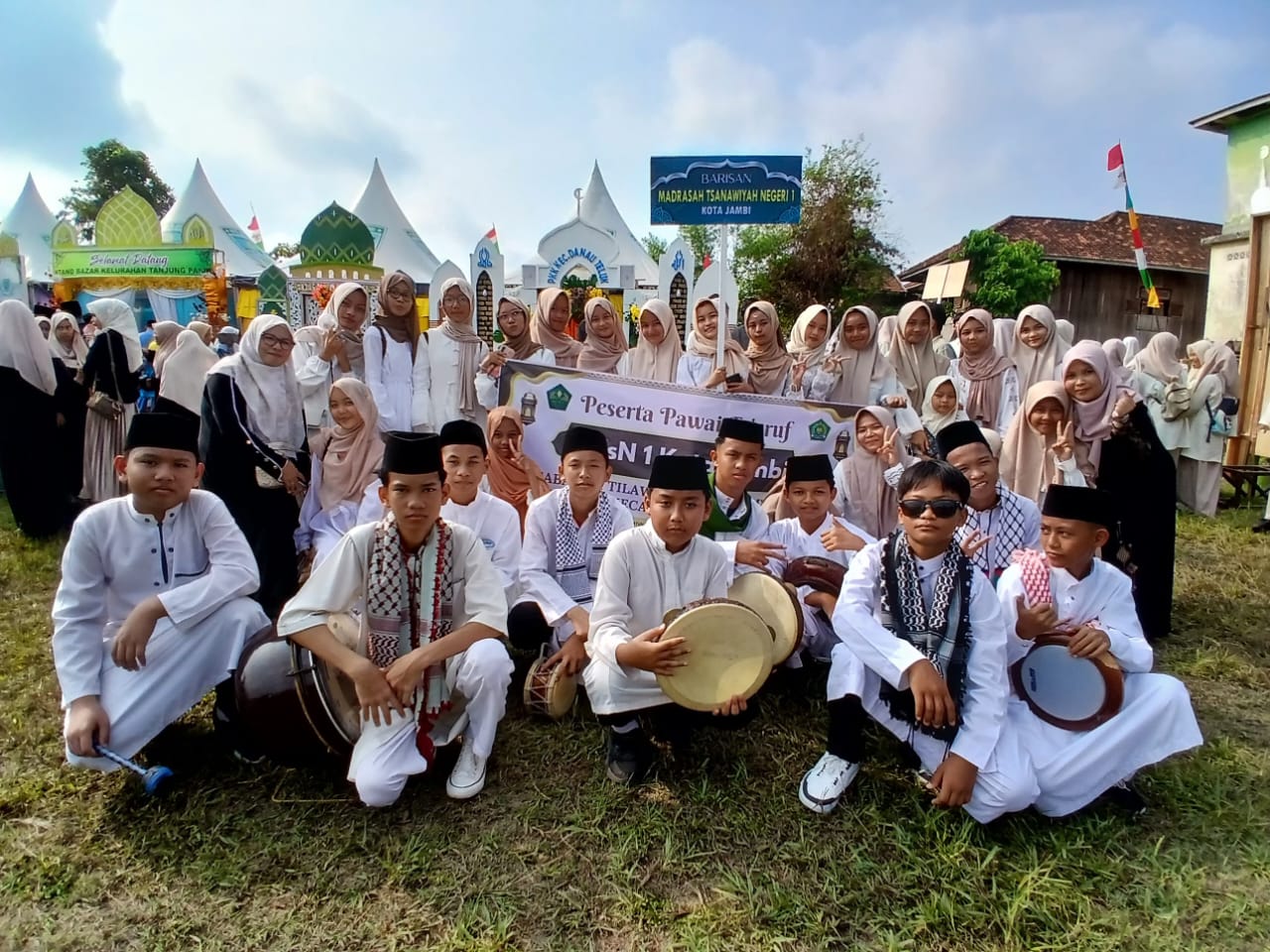 Siswa MTs Negeri 1 Kota Jambi Meriahkan Pawai MTQ di Kecamatan Danau Teluk