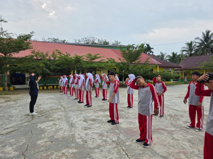 Pemanasan Jadi Kunci, Siswa Kelas VII Antusias Ikuti Praktik PJOK di Lapangan Pemanasan Jadi Kunci, Siswa Kelas VII Antusias Ikuti Praktik PJOK di Lapangan