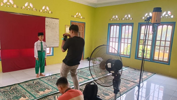 Lengkapi PDUM, MIN 4 Tebo Gelar Pemotretan untuk Siswa Kelas 6