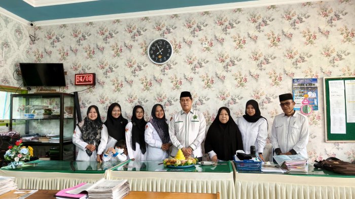 Potong Tumpeng dan Doa Bersama Warnai Perayaan Ulang Tahun GTK MTsN 3 Kota Jambi