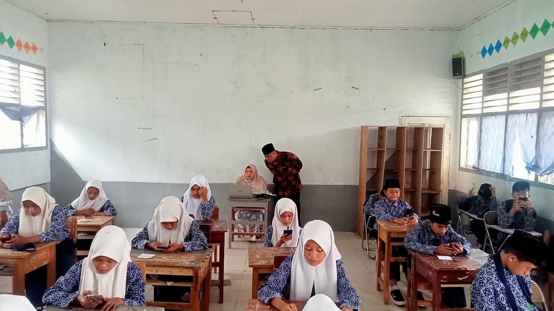 Suasana Pelaksanaan AKMI di MTsN 5 Tebo