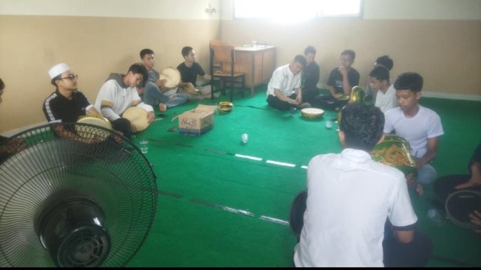 Hadroh Sababul Jannah MAN 2 Kota Jambi Tingkatkan Latihan, Jadi Andalan Setiap Kegiatan Keagamaan Madrasah Hadroh Sababul Jannah MAN 2 Kota Jambi Tingkatkan Latihan, Jadi Andalan Setiap Kegiatan Keagamaan Madrasah