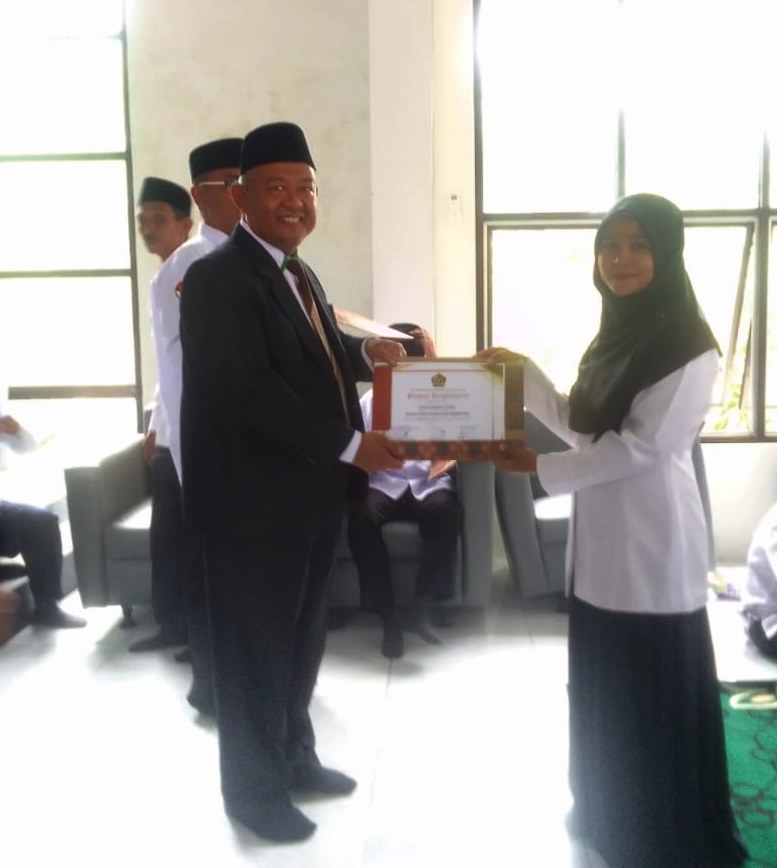 GURU BAHASA INGGRIS MTSN 5 TEBO, ENY IRMAWANTI, TERIMA PIAGAM PENGHARGAAN GURU MADRASAH BERPRESTASI 