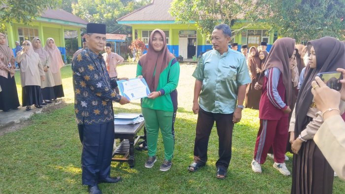 Apresiasi Prestasi Akademik, Kepala MTsN 5 Tebo Umumkan Juara Umum Apresiasi Prestasi Akademik, Kepala MTsN 5 Tebo Umumkan Juara Umum