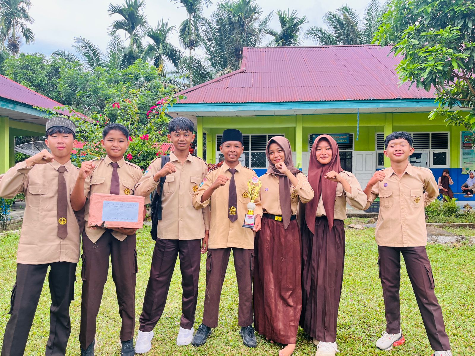 GERAK JALAN KREASI MTSN 5 TEBO RAIH JUARA 2 PADA LOMBA HUT RI KE-80 DI KECAMATAN TEBO ULU GERAK JALAN KREASI MTSN 5 TEBO RAIH JUARA 2 PADA LOMBA HUT RI KE-80 DI KECAMATAN TEBO ULU