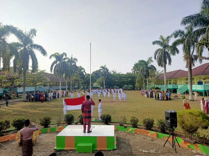 Pesona Budaya di Hari Kemerdekaan: MAN 1 Kota Jambi Gelar Upacara HUT ke-81 RI Berbalut Baju Adat Melayu Pesona Budaya di Hari Kemerdekaan: MAN 1 Kota Jambi Gelar Upacara HUT ke-81 RI Berbalut Baju Adat Melayu