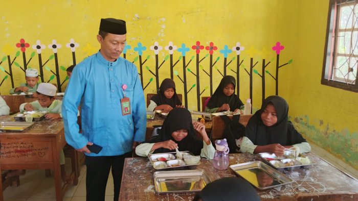 Siswa Siswi MIN 1 Muaro Jambi Terima Makanan Bergizi Gratis Dan Bingkisan Hari Ke 5 Siswa Siswi MIN 1 Muaro Jambi Terima Makanan Bergizi Gratis Dan Bingkisan Hari Ke 5