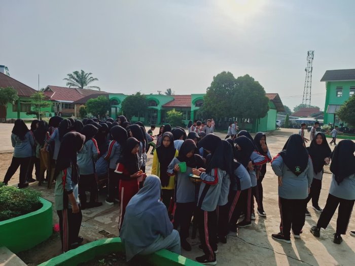 Cegah Anemia, Tim PMR dan UKS MTsN 2 Bungo Bagikan Tablet Tambah Darah untuk Seluruh Siswi