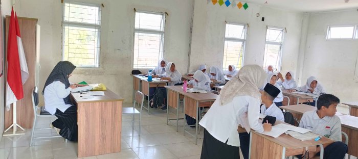 Guru Piket Jaga Disiplin dan Suasana Belajar di MTsN 2 Bungo Guru Piket Jaga Disiplin dan Suasana Belajar di MTsN 2 Bungo