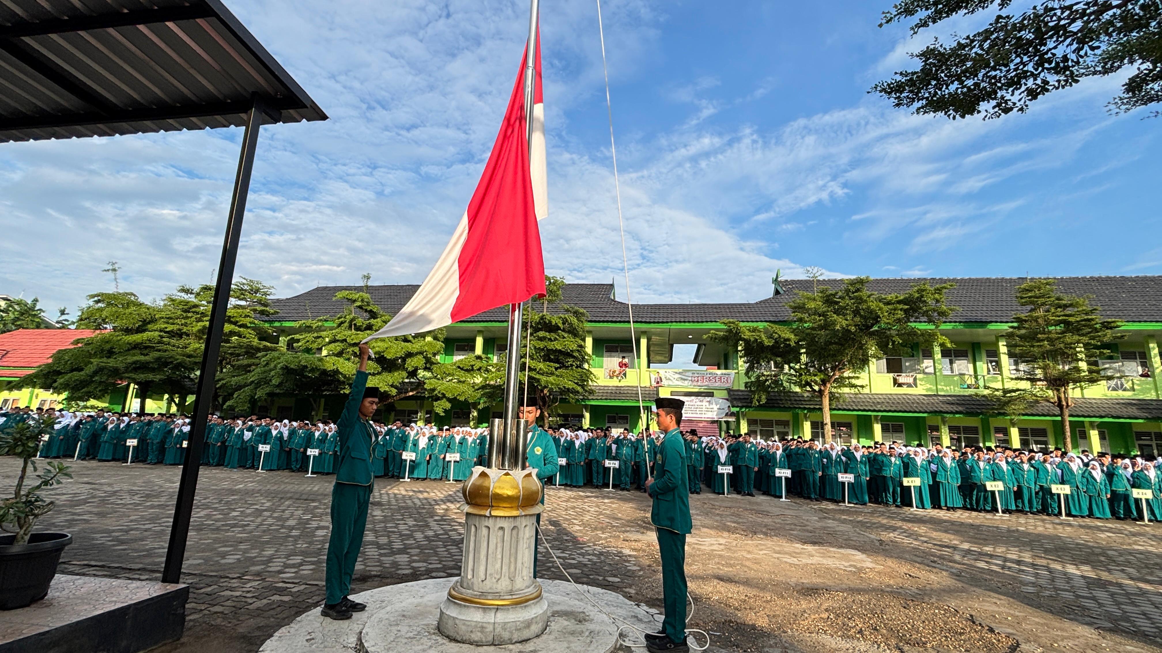 MAN 2 Kota Jambi Gelar Upacara Bendera, Pembina Tekankan Pentingnya Persiapan TKA dan Disiplin Belajar