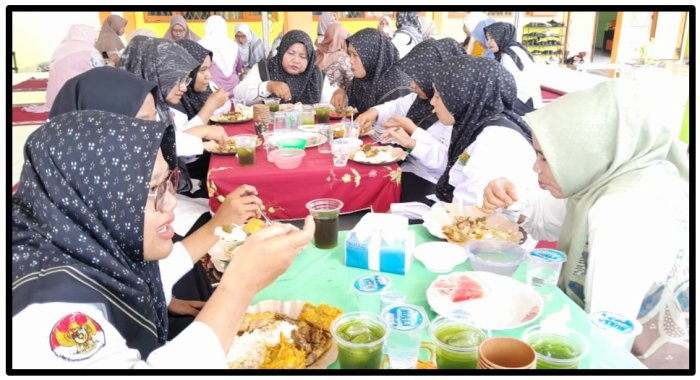 Eratkan Silaturahmi: Kebersamaan Guru MTsN 1 Tebo Usai Pembinaan Kemenag Eratkan Silaturahmi: Kebersamaan Guru MTsN 1 Tebo Usai Pembinaan Kemenag