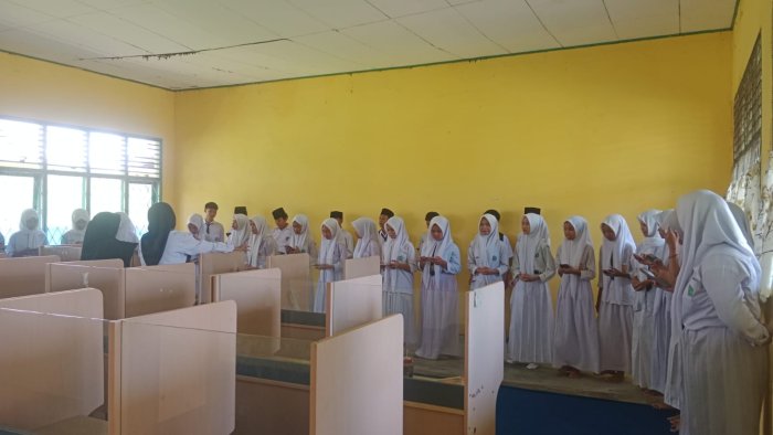 Harmoni Terakhir di Bangku Sekolah: Latihan Vocal Grup Kelas IX MTsN 5 Tebo Penuh Semangat Harmoni Terakhir di Bangku Sekolah: Latihan Vocal Grup Kelas IX MTsN 5 Tebo Penuh Semangat