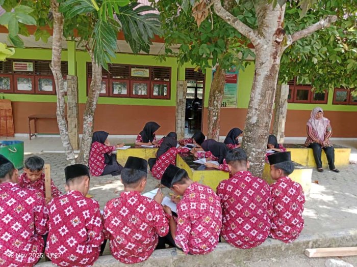 Sensasi Belajar di Taman Madrasah, Kelas VIII B MTsN 1 Bungo Rasakan Pengalaman Menyenangkan Sensasi Belajar di Taman Madrasah, Kelas VIII B MTsN 1 Bungo Rasakan Pengalaman Menyenangkan