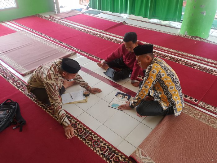 Akurasi Ibadah, KUA Tebo Tengah Lakukan Pengukuran Arah Kiblat di Musholla Nurul Iman MAN 2 Tebo