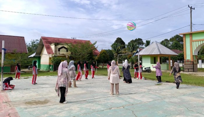 Guru MTsN 1 Bungo Semangat Berlatih Voli Gembira Persiapan HAB ke-80 Kemenag Guru MTsN 1 Bungo Semangat Berlatih Voli Gembira Persiapan HAB ke-80 Kemenag