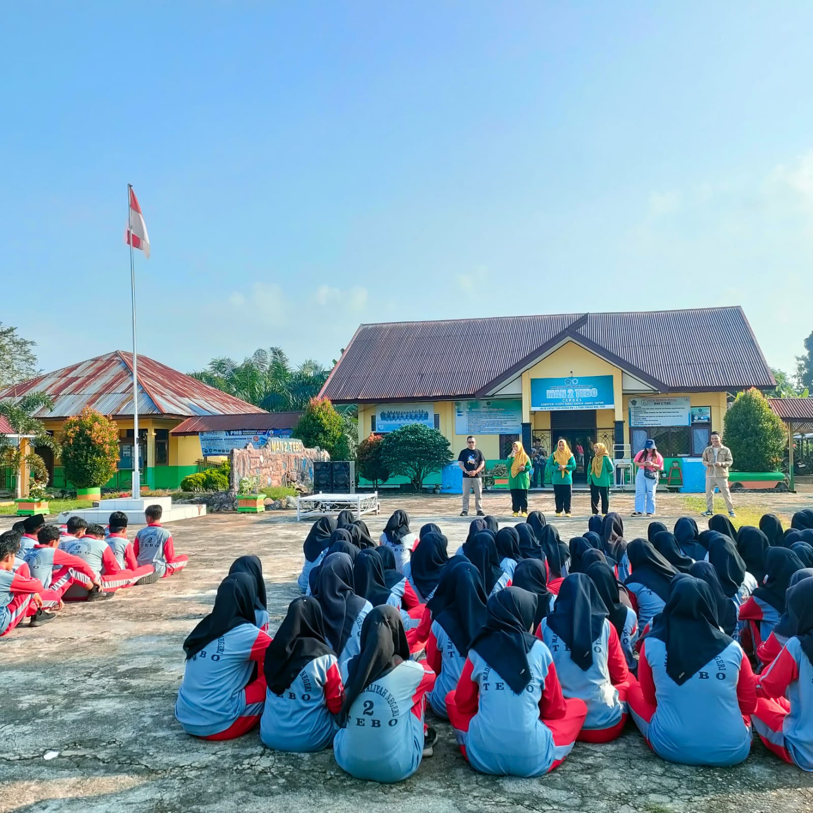 MAN 2 TEBO TERIMA SOSIALISASI PT BANK MANDIRI CABANG TEBO MAN 2 TEBO TERIMA SOSIALISASI PT BANK MANDIRI CABANG TEBO