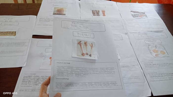 Siswa Kelas 2B MIN 4 Tebo Belajar Mengenal Alat Musik Dengan Membuat Kliping Siswa Kelas 2B MIN 4 Tebo Belajar Mengenal Alat Musik Dengan Membuat Kliping