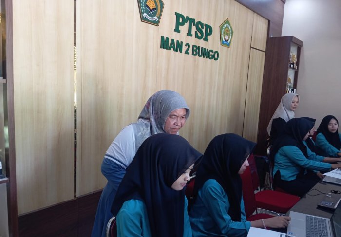 Simulasi OMI Sesi Ketiga, Siswa MAN 2 Bungo Ikuti Ujian Fisika dan Ekonomi Simulasi OMI Sesi Ketiga, Siswa MAN 2 Bungo Ikuti Ujian Fisika dan Ekonomi