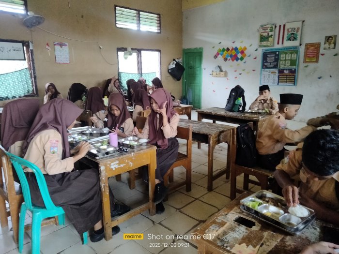 Penerimaan Makanan Bergizi Gratis Perdana di MTsNegeri 1 Kota Jambi Penerimaan Makanan Bergizi Gratis Perdana di MTsNegeri 1 Kota Jambi