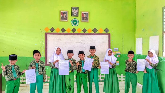 Siswa Kelas 5B MIN 4 Tebo Belajar Bahasa Indonesia dengan Game Puzzle Paragraf